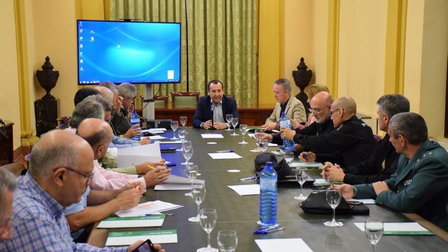 Ruiz Espejo y Adolfo Moreno, ayer durante la reunión con el Comité Asesor del Plan Infoca.