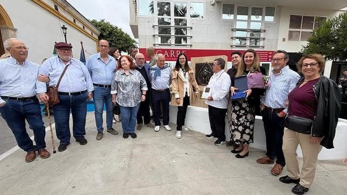 Vecinos y donantes junto al monolito en reconocimiento a la solidaridad de los residentes locales.