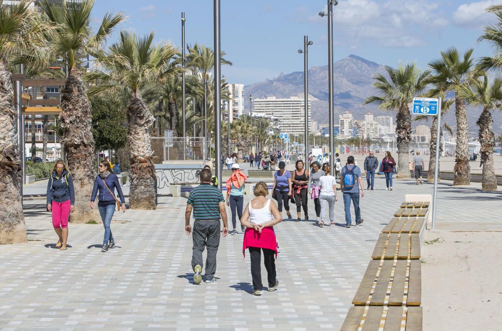 El primer puente festivo del año llena los hoteles y las playas de Alicante