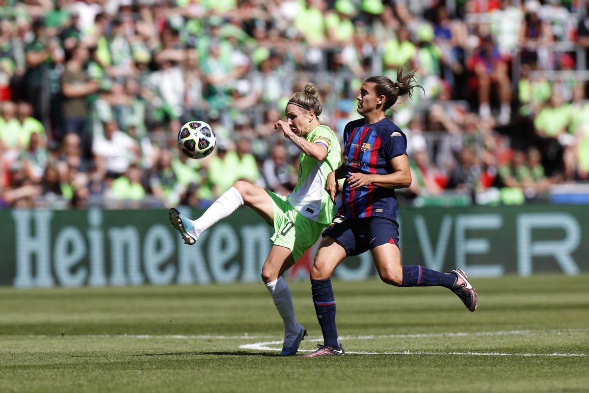 EINDHOVEN (PAÍSES BAJOS), 03/06/2023.- La centrocampista del FC Barcelona Patri Guijarro (d) disputa el balón ante Svenja Huth (i), centrocampista del Wolfsburgo, durante la final de la Liga de Campeones Femenina entre FC Barcelona y Wolfsburgo, este sábado en el Philips Stadion de Eindhoven. EFE/ Alberto Estévez