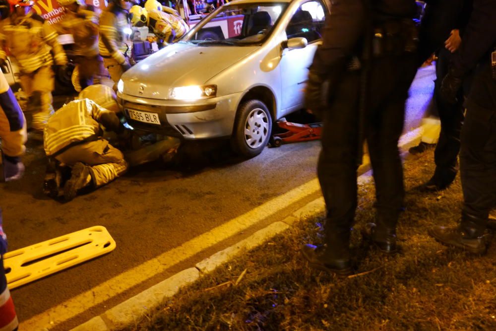 Los efectivos del Consorcio Provincial de Bomberos, la Policía Local y Nacional trabajaron para sacar al peatón que quedó atrapado.