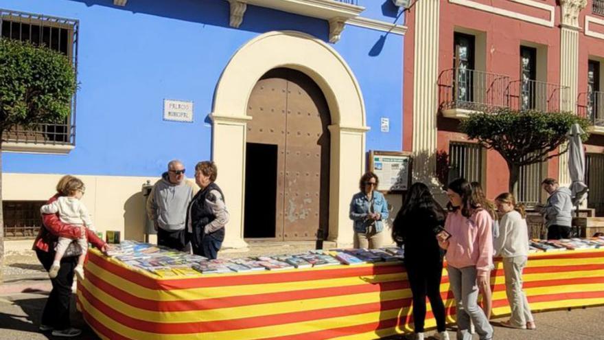 Torres de Berrellén organiza un estand de venta de libros