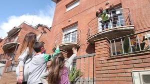 Sara y sus hijos, Pol e Ivet, saludan a sus abuelos maternos, emocionados en el balcón.