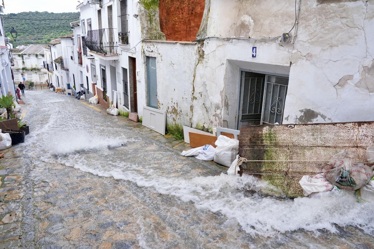 UBRIQUE (CÁDIZ), 08/02/2026.- Las calles del casco antiguo de la localidad gaditana de Ubrique siguen anegadas este domingo tras el paso de las borrascas. EFE/ Román Ríos