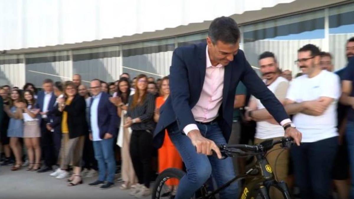 Pedro Sánchez probando en Elche una bici de la empresa ilicitana Mondraker