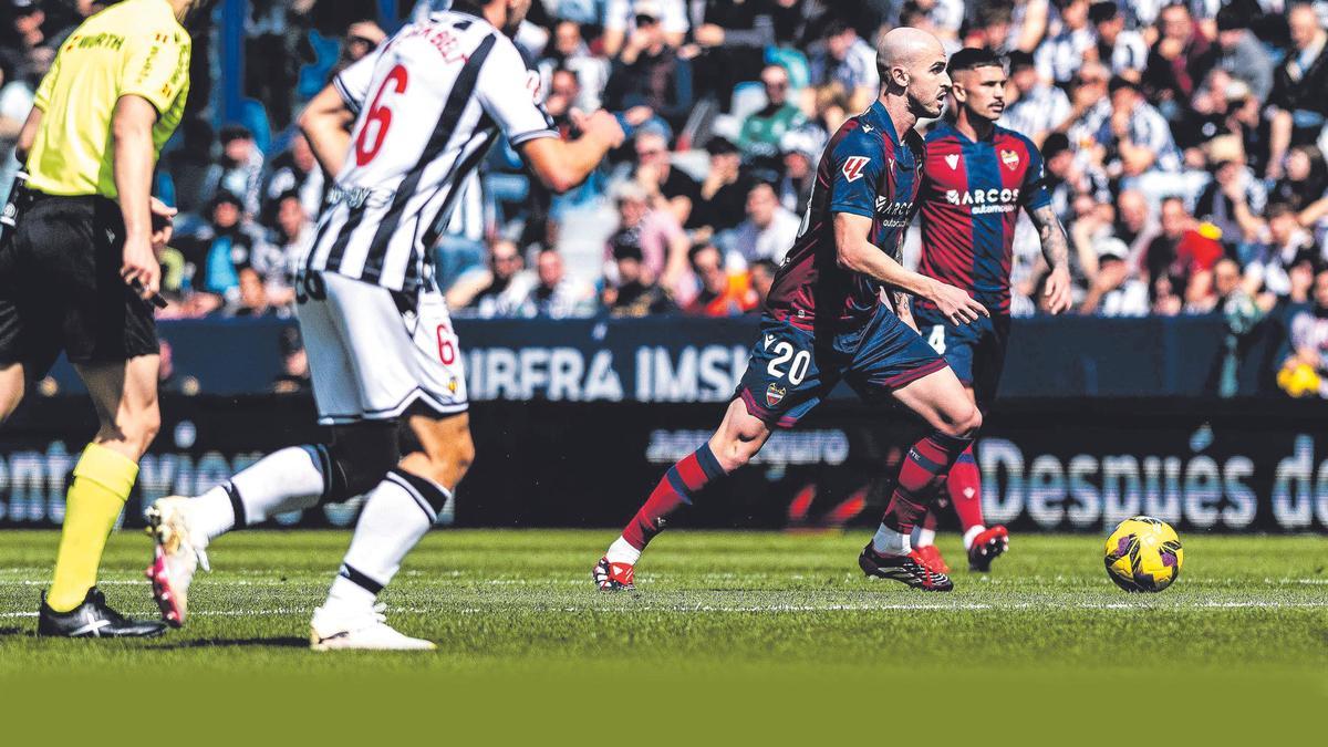 Oriol Rey controla el balón durante una acción del último partido liguero, ante el CD Castellón.