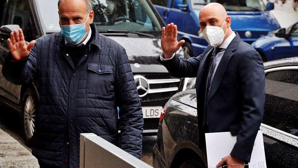 Javier Tebas, presidente de LaLiga, y Luis Rubiales, presidente de la FEF, en una foto de una reunión.