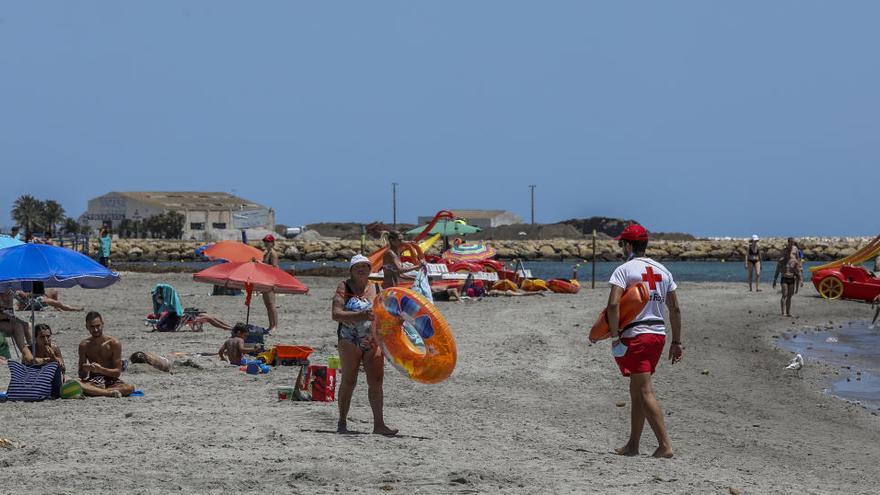 Fallece un bañista octogenario en Gran Playa de Santa Pola y asisten a otro usuario tras desmayarse en el agua