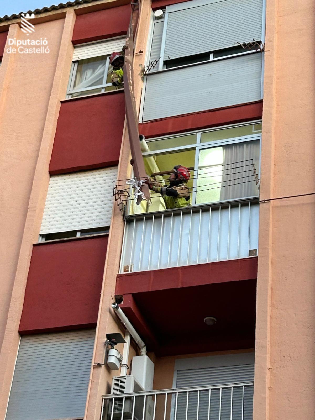 Un centenar de servicios devuelven la normalidad a Castellón tras el viento