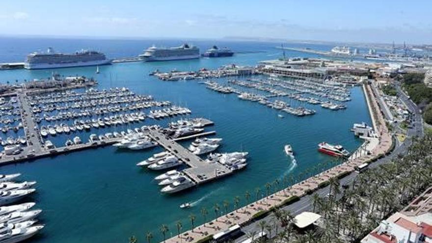 Tres cruceros amarrados en el Puerto en mayo de 2017.