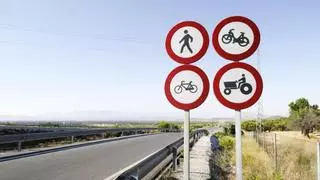Estas son las señales de tráfico más extrañas que te puedes encontrar en España