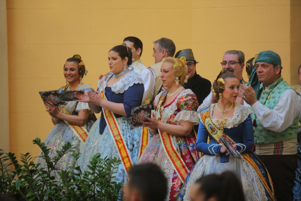 Intercambio de fotos con la fallera mayor e imposición de bunyols d'or