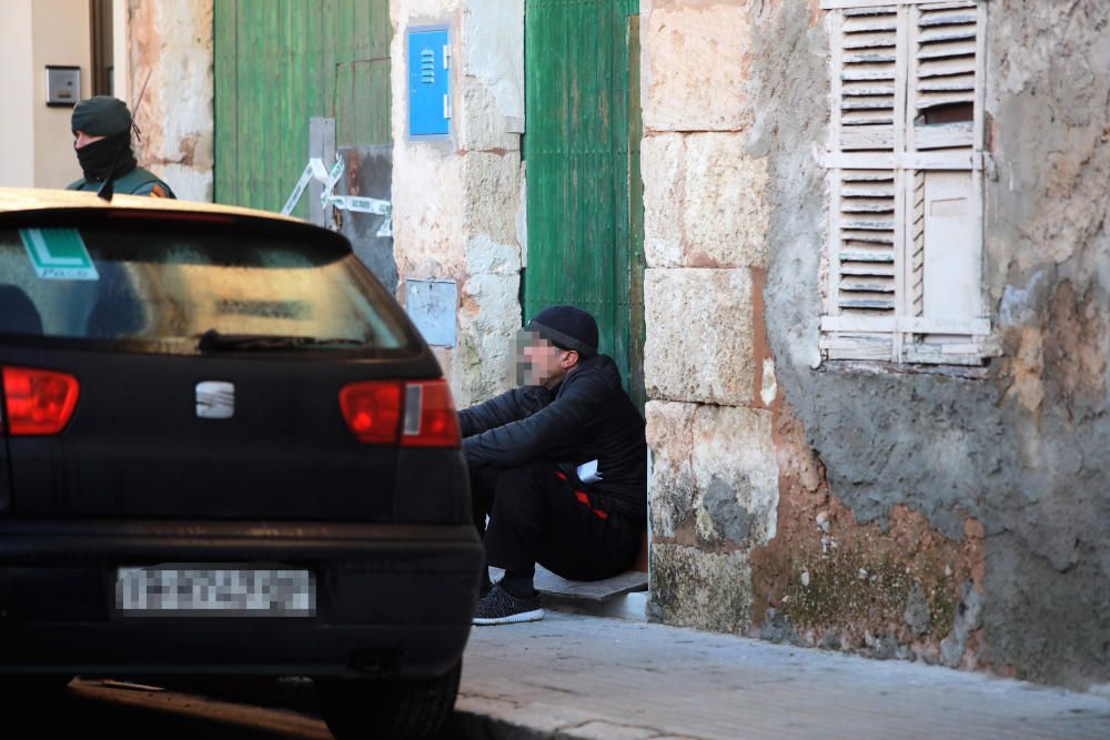 Ein Rauschgift-Kommando der spanischen Guardia Civil hat am Dienstag (31.1.) in mehreren Dörfern auf Mallorca nach Umschlagplätzen für Drogen gesucht. Dabei wurden mindestens vier Verdächtige vorläufig festgenommen.