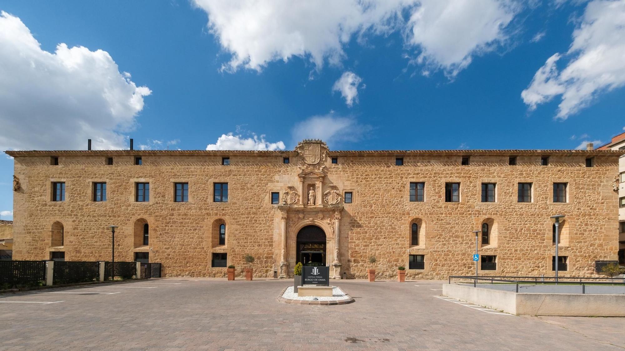 Fotografía del exterior del monumental Castilla Termal Burgo de Osma.