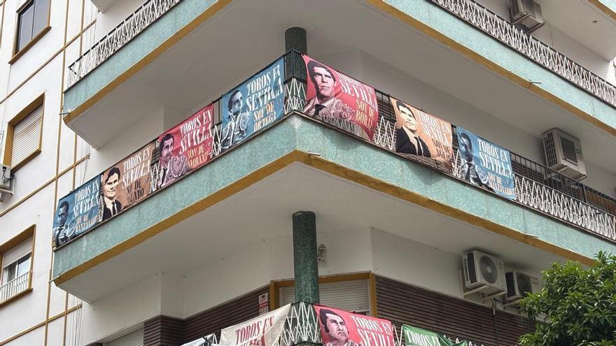 ¿Por qué está la calle Asunción engalanada con banderolas de toreros en Sevilla?
