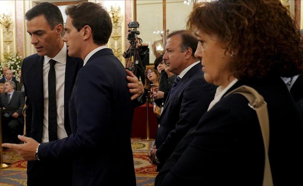 Pedro Sánchez, Albert Rivera y Soraya Rodríguez en la capilla ardiente de Rubalcaba.