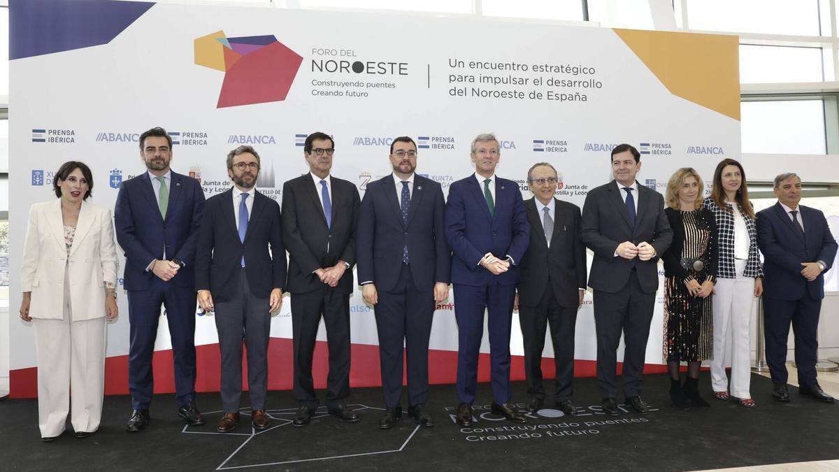 Por la izquierda, María Jesús Lorenzana, conselleira de Economía e Industria de la Xunta, Diego Calvo, conselleiro de Presidencia de la Xunta, Aitor Moll, Rui Moreira, alcalde de Oporto, Adrián Barbón, presidente del Principado de Asturias, Alfonso Rueda, presidente de la Xunta de Galicia, Javier Moll, Alfonso Fernández Mañueco, presidente de la Junta de Castilla y León, Ainhoa Moll, María José Gómez, conselleira do Medio Rural, y José Luis Sanz Merino, consejero de Movilidad y Transformación Digital de la Junta de Castilla y León.