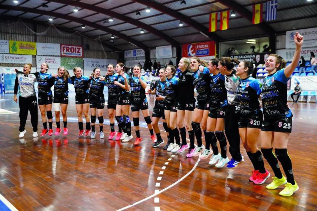 Las jugadoras del Guardés celebransu clasificación con los aficionados. | // R. GROBAS
