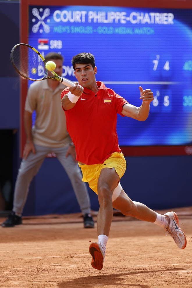 El tenista español Carlos Alcaraz en acción ante el serbio Novak Djokovic durante la final individual masculina de tenis de los Juegos Olímpicos de París 2024 este domingo, en la capital gala. 
