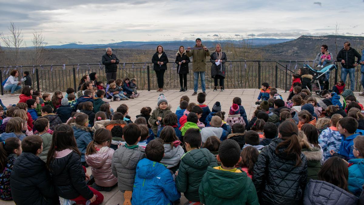 Los deseos por la igualdad son los protagonistas de este 8M de Morella, los cuales este miércoles se han empezado a colgar en cintas moradas en el mirador de la Alameda en una performance organizada por el Grup de Dones delsPorts