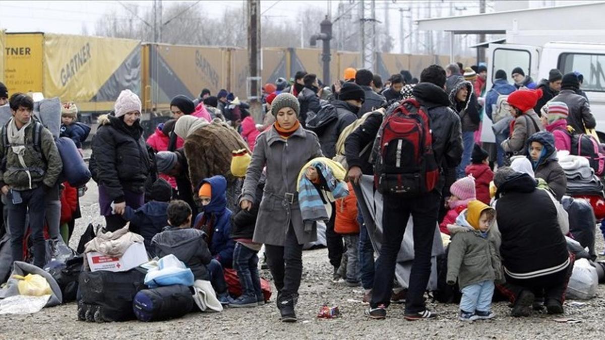 Refugiados se preparan antes de continuar su viaje a Serbia en un centro de tránsito cerca de la población de Tabanovce, en el norte de Macedonia.