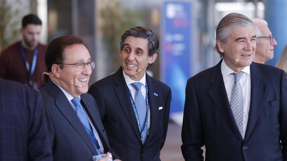El presidente ejecutivo de Telefónica, José María Álvarez-Pallete (c), conversa con presidente ejecutivo de Naturgy,Francisco Reynés, y con el vicepresidente de la Fundación CEDE, Ramón Adell.
