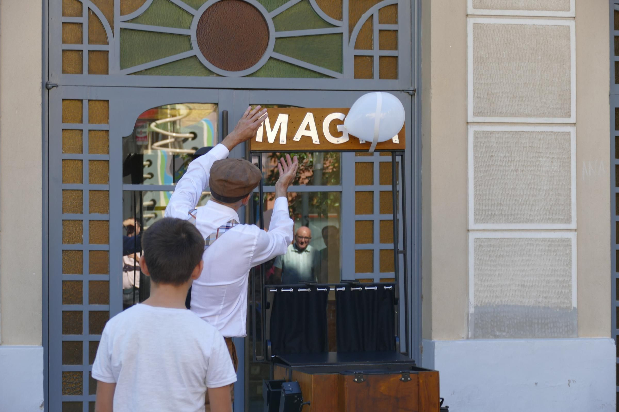 La màgia s'escampa pels carrers i les places de Figueres