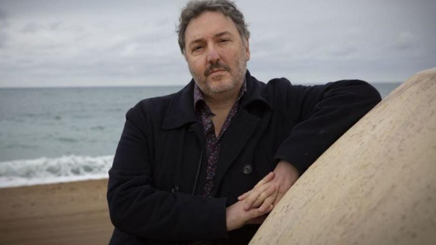 Carlos Zanón, en la playa de La Barceloneta.