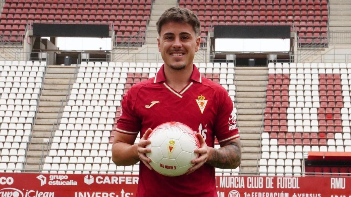 Víctor Olmedo posa en el césped de Nueva Condomina.