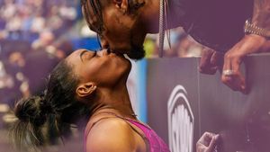 Simone Biles y Anthony Owens besándose en una competición de gimnasia artística
