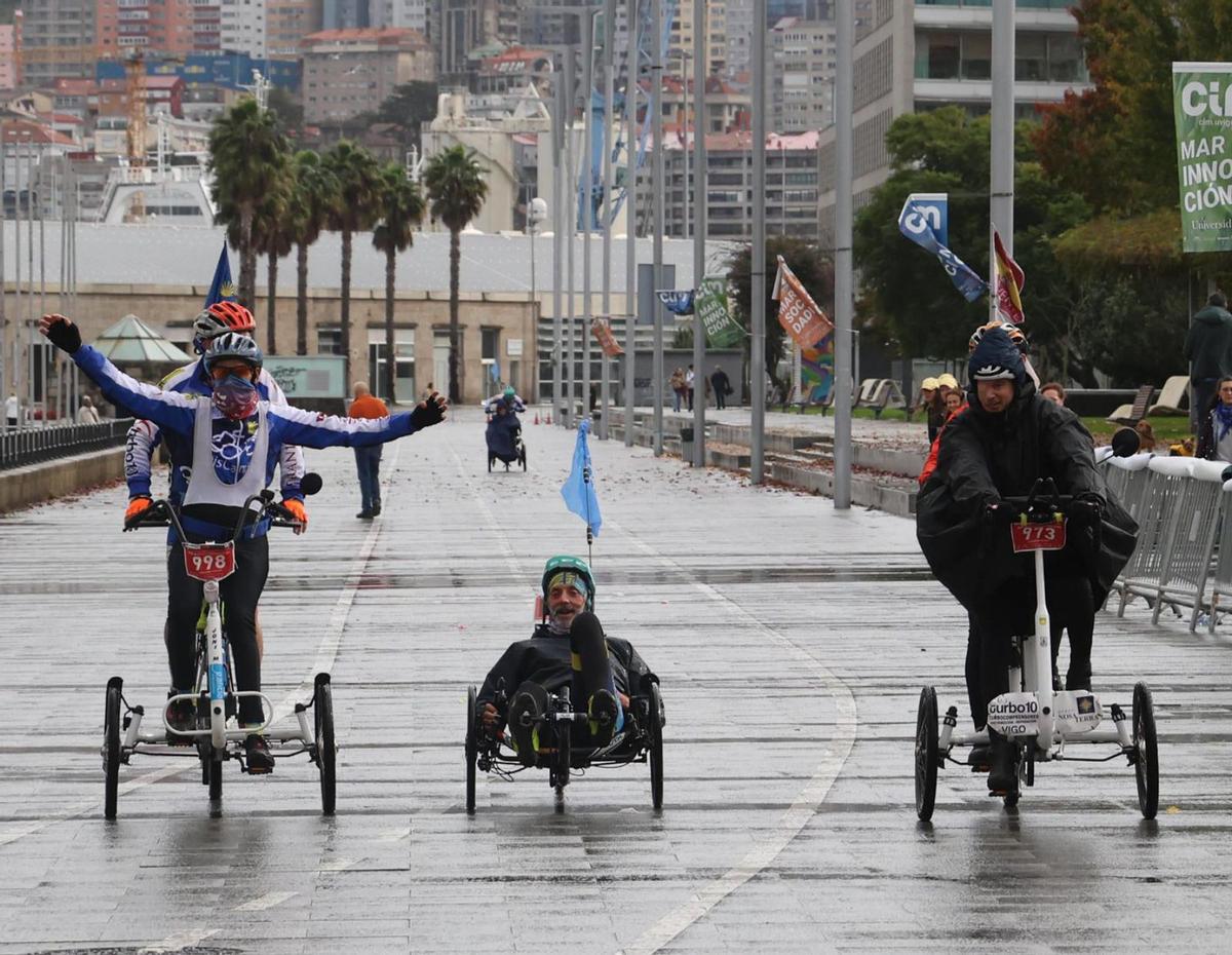 Llegada de atletas en
handbike y tándem adaptado.