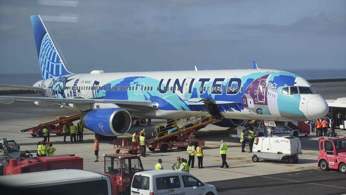 Llegada del vuelo inaugural de la ruta de United Airlines entre Tenerife y Estados Unidos, en junio de 2022.