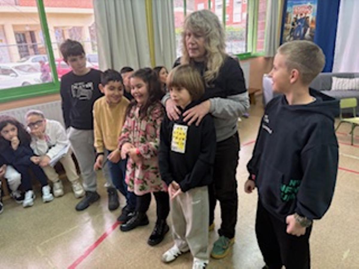 Mar Olid visita el colegio público El Coto de El Entrego