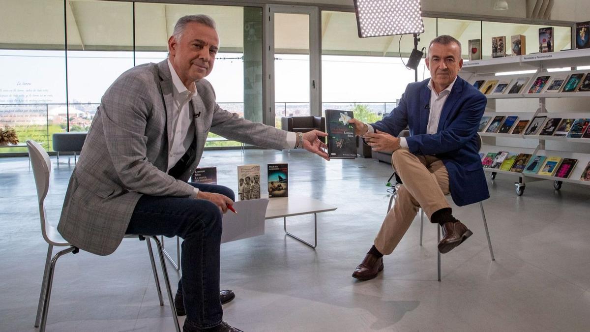 El presentador del programa "Plano general", Jenaro Castro, con el escritor Lorenzo Silva.