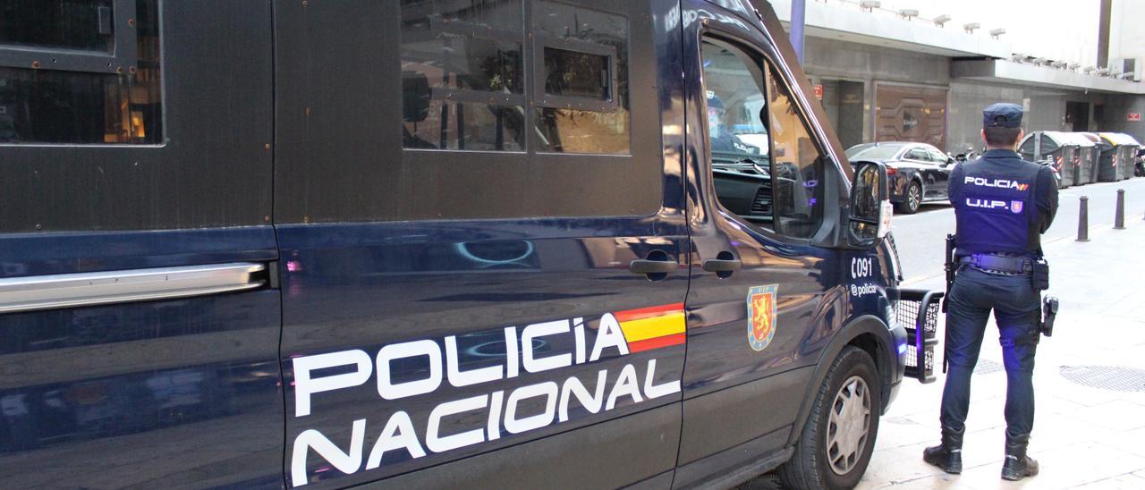 Archivo - Furgoneta de la Policía Nacional.
