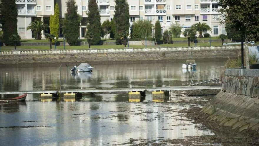 Embarcaciones fondeadas en la ría de O Burgo.