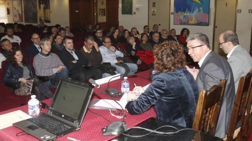 El conseller Climent, ayer, en la reunión con alcaldes en Alzira.