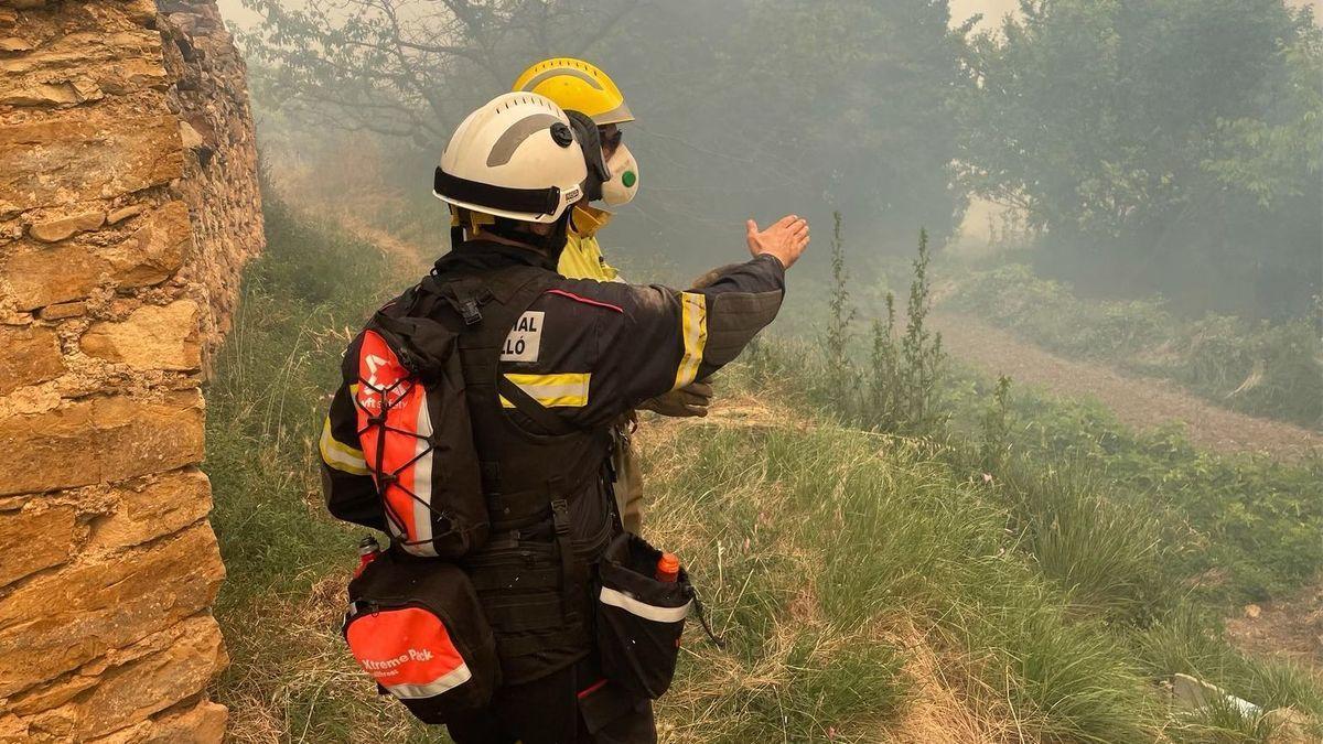 Imagen de archivo de dos bomberos en la extinción del fuego de Caudiel. SIAB