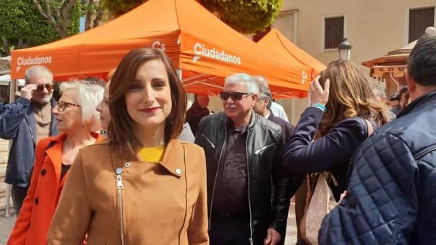 Laura Gomis, ayer, durante un encuentro con otros alcaldables en Elche.