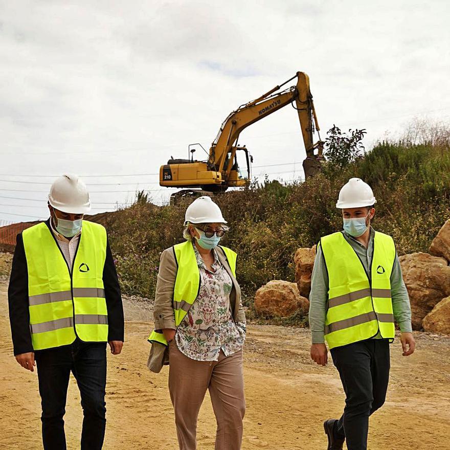 Por la izquierda, Alejandro Calvo, Ana González y Jorge García, ayer. | J. P.