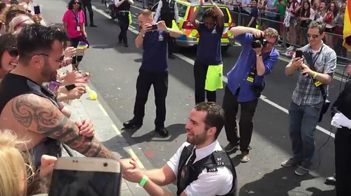 El agente se arrodilla ante su novio, que contemplaba el desfile del Orgullo Gay de Londres