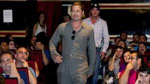 Brad Pitt es presenta per sorpresa en un cine de Madrid en la preestrena de la pel·lícula ’Guerra Mundial Z’ i saluda els espectadors en castellà.