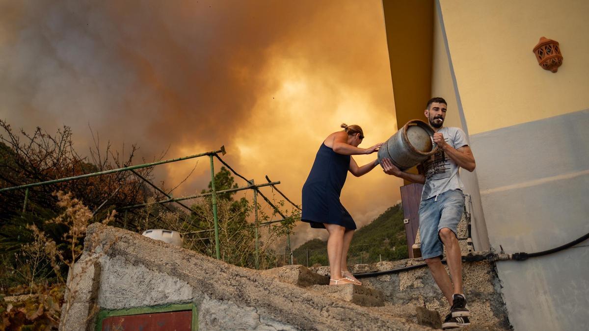 Vecinos de Igueste se preparan para desalojar su vivienda por el incendio.