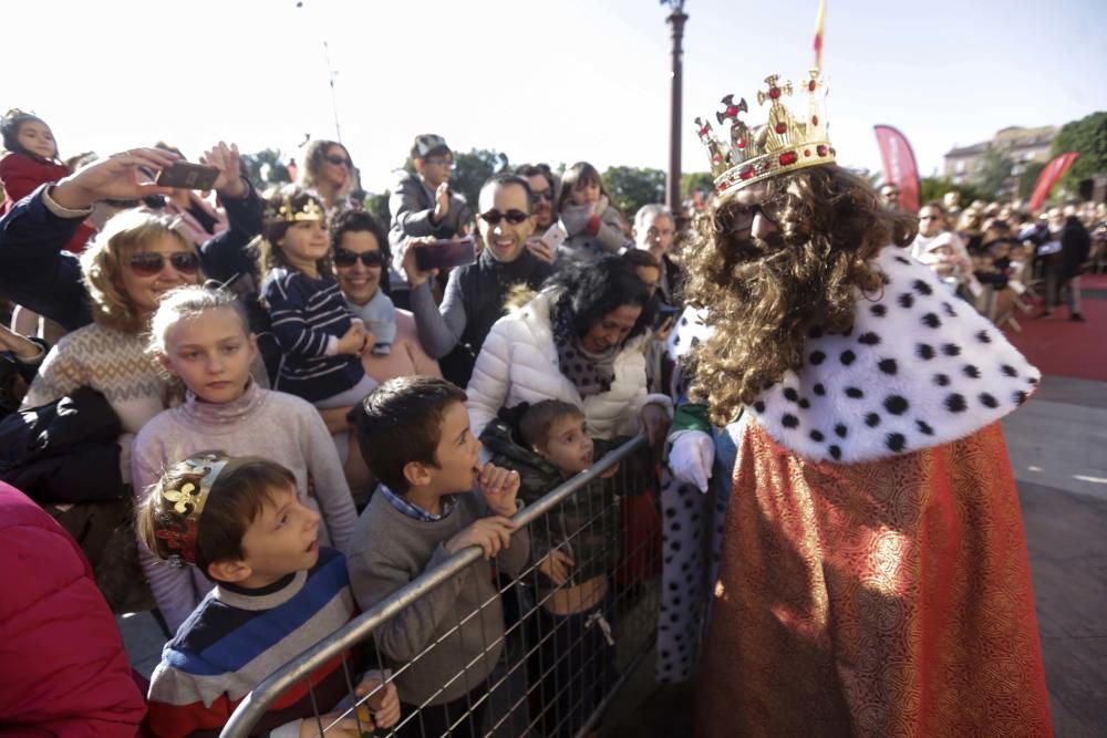 Los Reyes Magos llegan a Murcia repartiendo Roscón