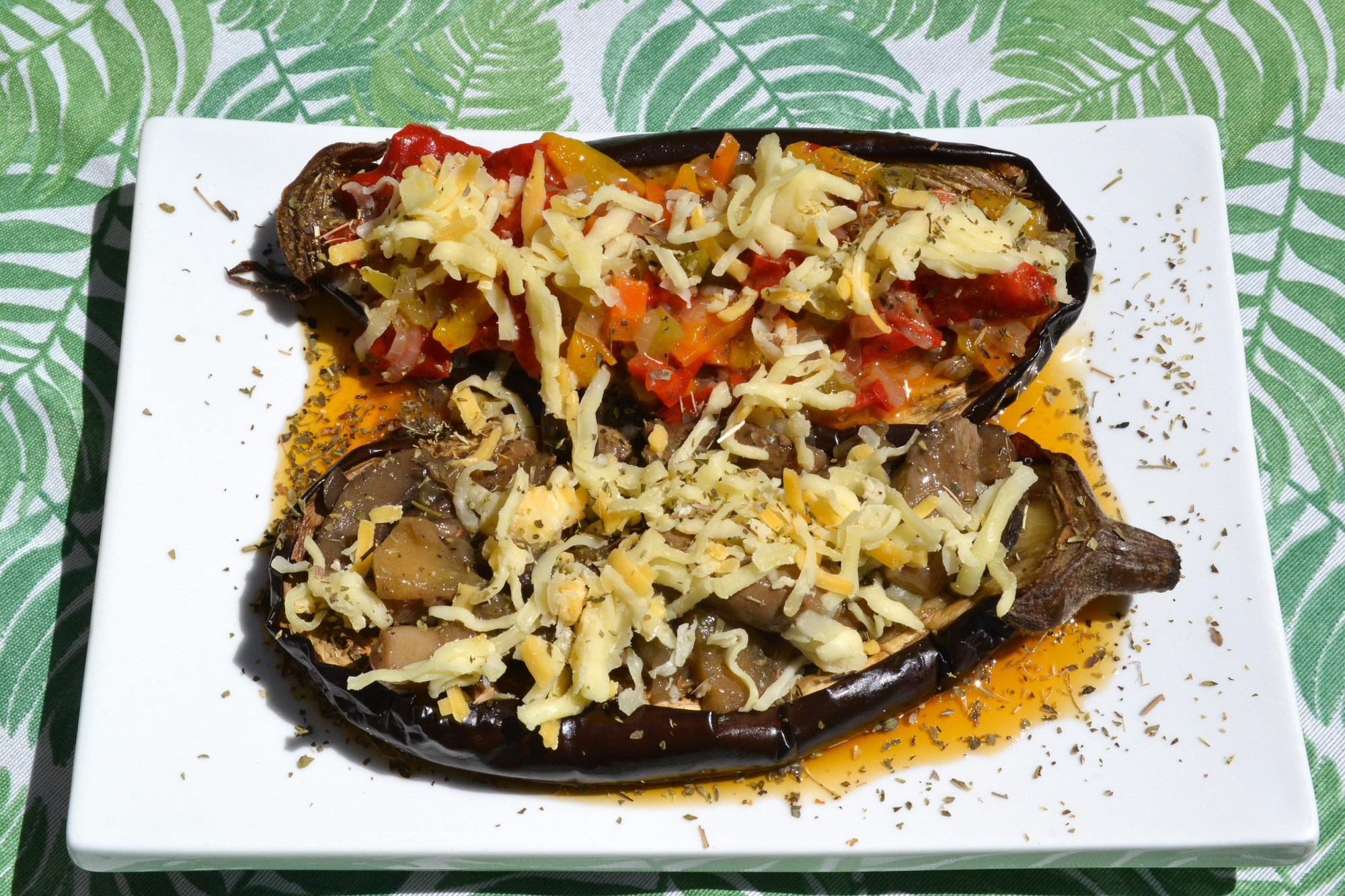 Berenjenas rellenas antes de ponerse en el horno para dorar el queso.