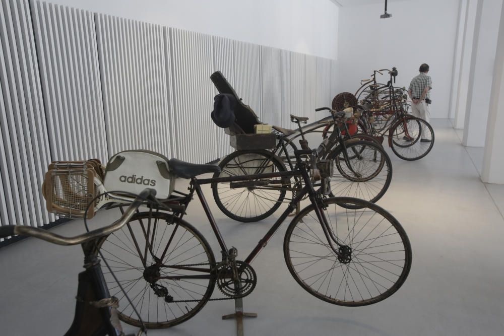 Exposición de bicicletas en la antigua estación de