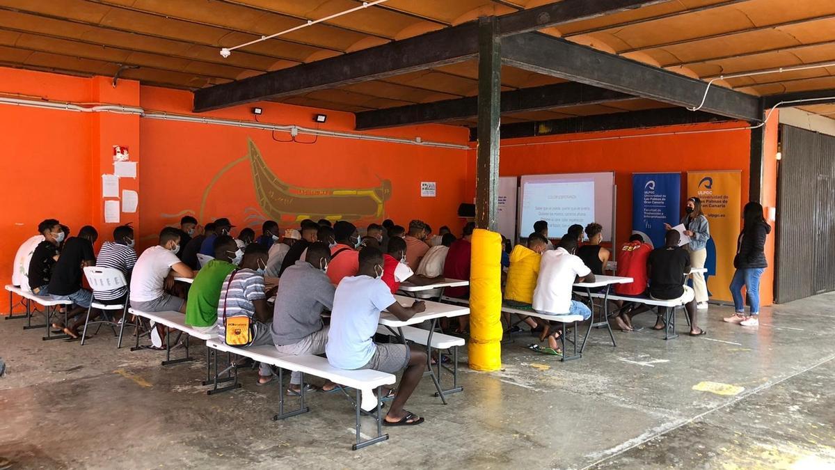 Voluntarios de la ULPGC dan clase de español a los migrantes del Colegio de El Lasso