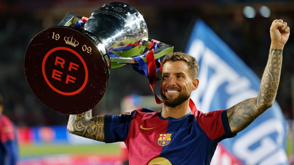 Íñigo Martínez celebra la última liga conseguida con el FC Barcelona.