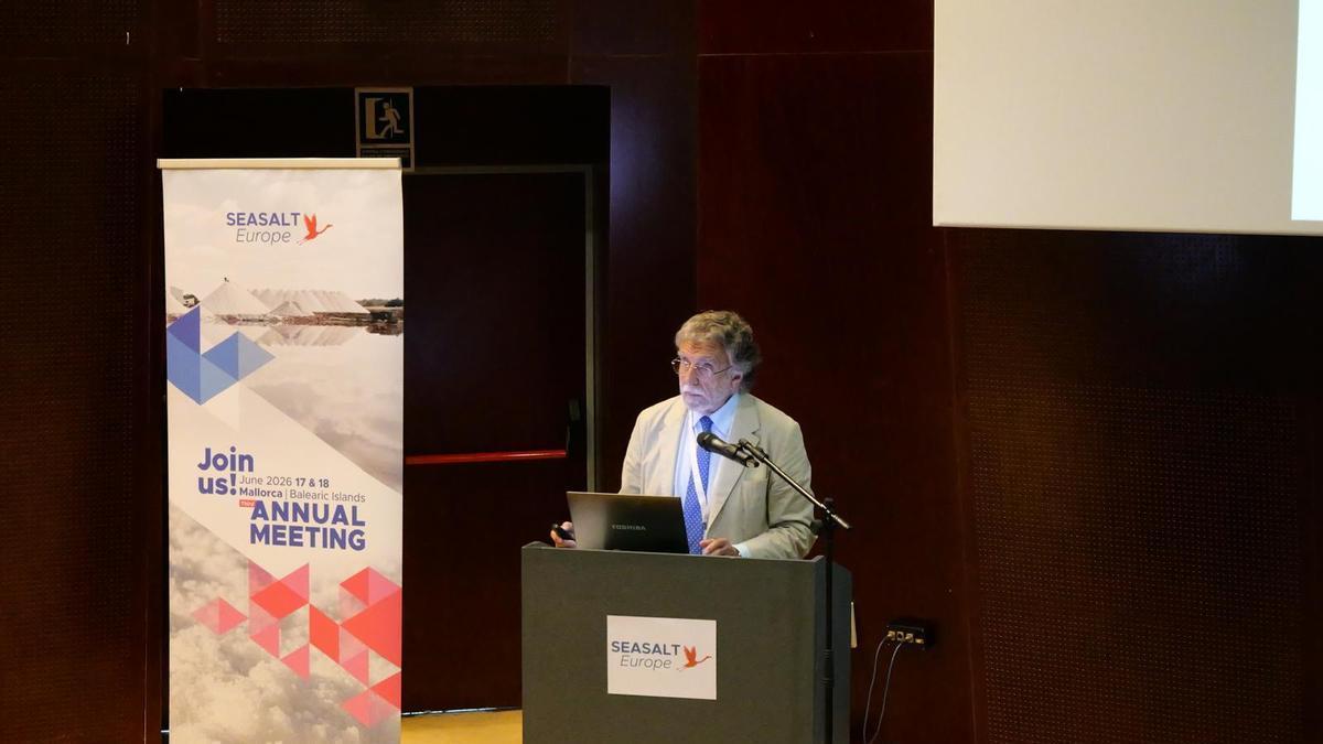 El doctor Antonio Escribano, ayer en su ponencia.