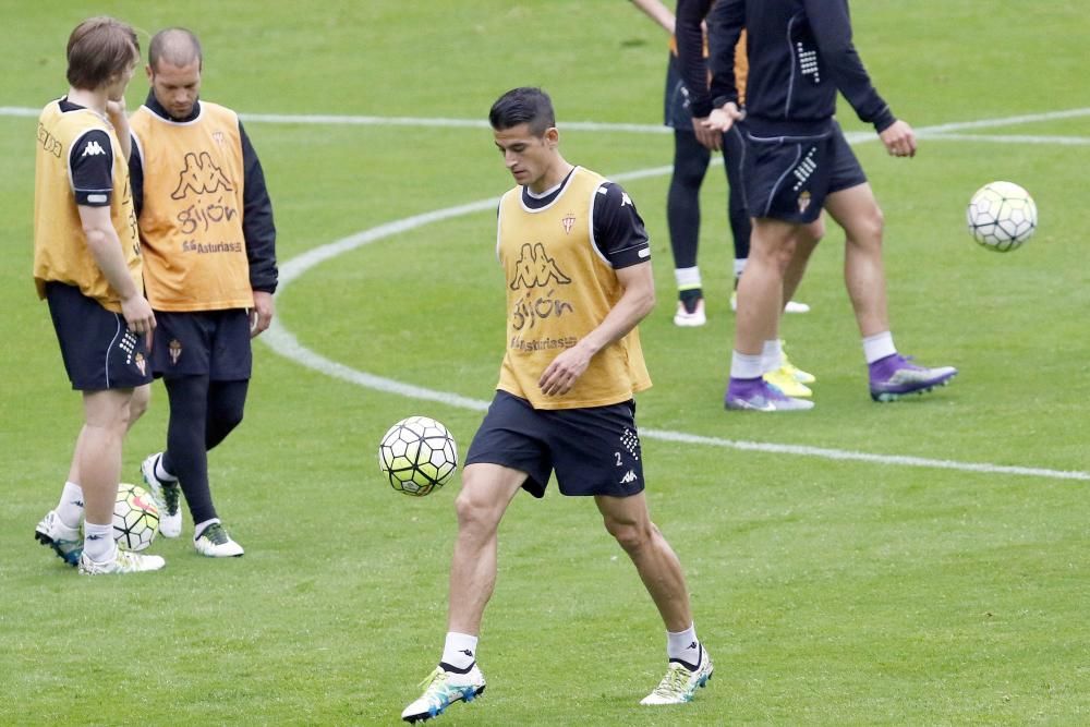 La afición arropa al Sporting en su último entrenamiento de la temporada